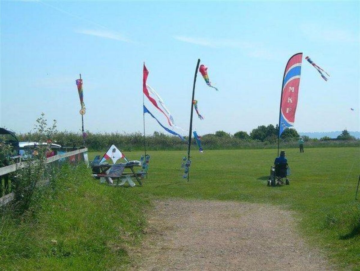 Evesham Country Park large photo 2